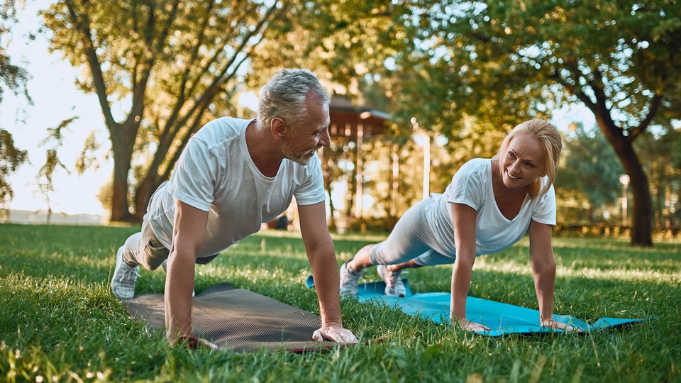 Selbst bei Schmerzen in den Gelenken kann eine schonende Bewegung sinnvoll sein, um den Knorpel zu ernähren und die Muskelkraft zu erhalten. © Shutterstock